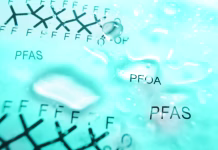 Ali so kemikalije PFAS v resnici še bolj nevarne? Water droplets with  PFAS text and  chemical structure in the background -- contaminated drinking water concept