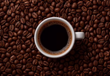 Kdo ne bi smel piti kave? Na te posameznike ima še močnejši vpliv White cup of black coffee on coffee beans background, top view.
