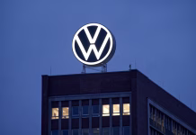 Volkswagen začasno ustavil proizvodnjo električnih vozil Wolfsburg, Germany – January 27, 2021: Wolfsburg, Lower Saxony, Germany - January 27, 2021: Volkswagen AG headquarters in Wolfsburg, Germany