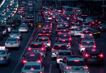 To je mogoče samo na Kitajskem! 24-urna kolona na cesti s 36 pasovi Wuhan, China – March 01, 2025: City center rush hour with cars and bright red taillights in China