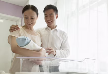 Mineva 10 let odkar je Kitajska ukinila politiko enega otroka young-happy-family-holding-their-newborn-in-the-hospital-nursery-stockpack-istock