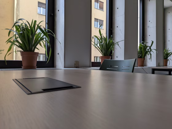 Miza, stol, dovolj svetlobe in vtičnica za vsakega uporabnika