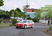 Državni prvaki v reliju po letih – kdo je najboljši slovenski rally voznik? Daun, Germany - July 25/2025: Eifel Rally festival with vintage rally cars on public roads in the Eifel, Ford Escort Cosworth Gr.A Rally car in a traffic circle