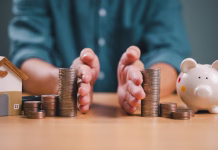 Kaj je pravilo 70/10/10/10 – z njim lahko pošteno privarčujete Divorce law and inheritance separation concept. Hand separate saving money, finance, home loan, debt return with piggybank and wood house. Bank business investment. Man separate stack coin on table