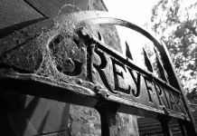 George MacKenzie, najbolj agresiven poltergeist na svetu Edinburgh, Scotland - 2 September 2022: Old entry gates to cemetery Greyfriars Kirkyard