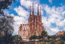 To je najvišja cerkev na svetu! Facace of the Sagrada Familia Cathedral at Barcelona, Spain. The Famous Cathedral of Antonio Gaudi.