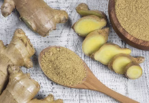 Jutranji smoothie, ki bo za vedno spremenil vaš začetek dneva (RECEPT) Fresh chopped ginger root and ground ginger powder in wooden spoon on wooden rustic table. Healthy food spice concept. Zingiber officinale