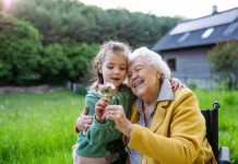 Kako dolgo boš živel? Življenjska doba ne narašča več tako kot nekoč Granddaughter spending time with elderly grandma, picking widlflowers. Senior lady in wheelchair spending time in nature. Weekend in cottage.