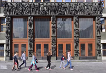 Predlogi, ki jih je vlada zavrnila pri izboljšavi položaja študentov Ljubljana, Slovenia - October 4, 2019: A group of children passes by the Slovenian Parliament.