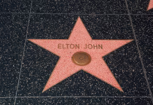 Elton John razkril, kako je živeti s takim zdravstvenim problemom Los Angeles, USA - August 10, 2017: Elton John start on the pavement on walk of fame in Los Angeles, California.