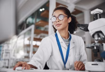 Znanstveniki pod pritiskom: več objav, manj časa za raziskave Microscope, research and science with woman in laboratory for medical or pharmaceutical report. Computer, information and innovation with scientist at work for analysis, development or experiment