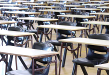 Največje univerze po številu študentov Multiple empty examination tables set up ready for Yr12 or Form 6 University entrance exams. school leavers certificate.