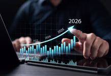 7 trendov, ki bodo zaznamovali delovna mesta v letu 2026 New Business Plan Setting Goals for the New Year 2026, businessman using laptop and tablet to strategize and develop the organization to grow to success in 2026, finding business opportunities.