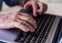 SDS predlaga: Za upokojence hkrati možnost zaposlitve in prejemanje pokojnine Old hands on the keyboard