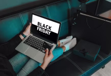 3 najpogostejše pasti črnega petka Online payment, Women hands holding credit card and using laptop for online shopping. Black Friday and Cyber Monday Concept