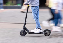 Zvišali starostno mejo za vožnjo e-skirojev: Kako to vpliva na vas? picture with intentional motion blur effect of a young person with a kick scooter in a pedestrian area