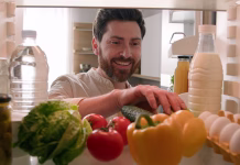 Nasveti, s katerim bo vaš hladilnik bolj okolju prijazen Point of view POV inside refrigerator hungry Caucasian man guy male chef open fridge with healthy vegetables choosing searching take eat apple eating fruit at home kitchen food delivery health diet. High quality 4k footage