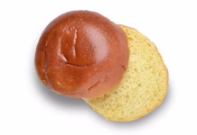 Burger za 15 evrov, kruh iz Spara: razkritje, ki je razjezilo burger sceno Single Brioche Burger bread bun sliced open shot from top view isolated on white background with clipping path