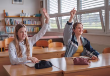 Nov način ocenjevanja uveden kar čez noč: Poslanko zanima, zakaj je prišlo do spremembe sredi šolskega leta Nov Pravilnik o ocenjevanju znanja in napredovanju učencev v osnovni šoli.