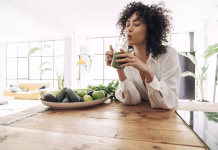 Tudi vi jo imate – »nedolžne« vsakdanje navade s katastrofalnimi posledicami za okolje Young african american woman drinking green juice with reusable bamboo straw in loft apartment. Home concept. Healthy lifestyle concept. Copy space