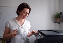 Kako izbrati kompatibilen ali obnovljen toner Ženska pred tiskalnikom