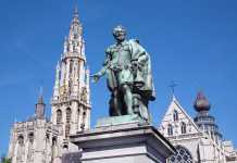 Dolgo izgubljena Rubensova slika prodana za milijone Antwerp - Statue of painter P. P. Rubens and tower of cathedral by Willem Geefs (1805-1883)