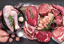 Katera vrsta mesa je najslabša za okolje? Odgovor vas lahko preseneti Different types of raw meat - beef, pork, lamb, chicken on dark background. Top view, copy space