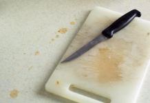 POZOR: plastične rezalne deske prinašajo katastrofalne posledice – kakšne so alternative? Dirty kitchen food preparation chopping board and knife.