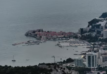 17-milijardni projekt Kitajcev na Balkanu: spremenilo se bo marsikaj Evening view of the popular tourist town of Budva on the Adriatic coast in Montenegro, the Balkan Peninsula. View from a distance, from the pass. The old town and modern buildings
