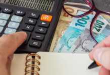 Dohodnina za študente: vse, kar moraš vedeti Financial settlements in Brazilian reais, Financial analysis, Tax calculation, Risk costs, business project. Brazil money, close up.