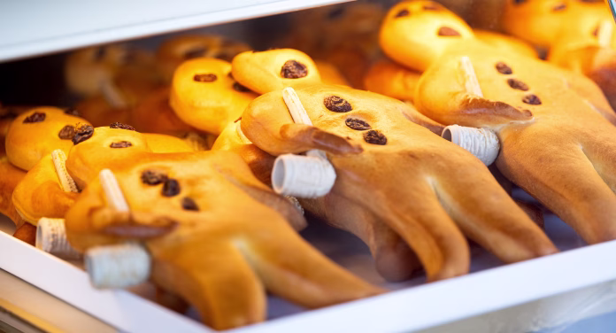 gingerbread men in a cafe