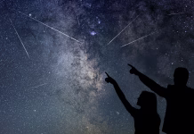 Kje in kdaj lahko opazujete decembrski meteorski dež! Happy family are watching Meteor Shower. Nigh Sky.