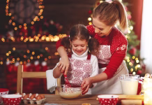 Recept za božič, ki ga bo vaša družina zahtevala znova in znova! happy funny mother and child bake christmas cookies