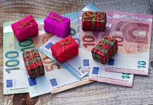 Najvišje božičnice leta: kje zaposleni dobijo tudi več kot 14 tisoč evrov? How much Euro is spent on Christmas presents? Christmas gifts cost money