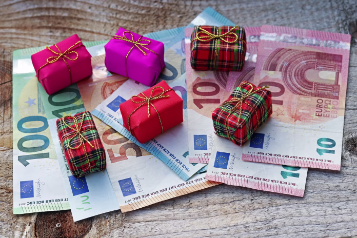 how-much-euro-is-spent-on-christmas-presents-christmas-gifts-cost-money-stockpack-istock How much Euro is spent on Christmas presents? Christmas gifts cost money