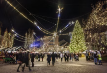 V centru Ljubljane »akustični vandalizem«, živce dviguje že vsak zvok Ljubljana, Slovenia - December 17, 2024: Nighttime image capturing the vibrant atmosphere of Ljubljana's annual Christmas market in Preseren Square (Presernov trg), Slovenia. The scene features a beautifully decorated Christmas tree, festive lights, seasonal decorations, and bustling crowds enjoying holiday shopping and celebrations. This festive event embodies Slovenian traditions, attracting locals and international tourists for seasonal festivities.