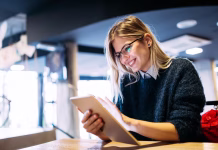 Študentsko delo v zavarovalništvu: prvi korak v kariero Portrait of young attractive woman using digital tablet