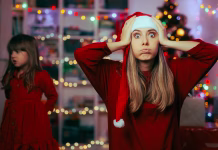 Kako si olajšati praznike: 6 korakov do manj napetosti Shocked mom feeling under pressure organizing Xmas party