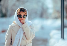 Kako okrepiti imunski sistem pozimi? TO resnično varuje pred virusi (in ni drago) Sick lady sneezing suffering from grippe not feeling well