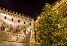 Italijansko mesto, ki je popolno za božični izlet Siena, Italy - December 08, 2015: Palazzo Salimbeni, headquarters of the Monte dei Paschi di Siena bank at Christmas time