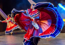 Folklora v digitalni dobi: ohranjanje običajev prek spleta Timisoara: Young dancers from Costa Rica in traditional costume, present at the international folk festival International Festival of hearts, organized by the City Hall Timisoara.
