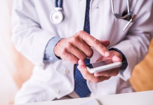 Šef z obsesijo nad hrano: zaposlenim pošilja nenavadna navodila Unrecognizable senior male doctor with smartphone at the office, text messaging.