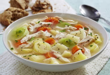 Recept za najbolj preprosto piščančjo obaro Wholesome chicken soup stew