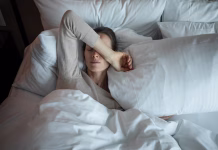 Nič več goljufanja: Nadzor bolnišk se močno zaostruje Young woman waking up and feeling tired (suffering from insomnia).