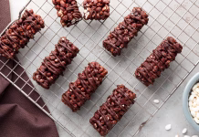 Pripravite si domačo energijsko ploščico za učenje Delicious chocolate puffed rice bars on gray textured table, flat lay