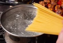 Italijani v šoku: dolivanje olja v vodo za testenine je največja kuharska prevara, v katero še vedno verjamete Dip spaghetti into boiling water in a saucepan. Pasta cooking.