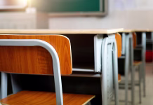 Srednje šole, ki bodo izvajale nove programe v 2026/27 Empty classroom with chairs and desks