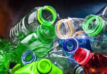 Kako nastane plastika? Empty colored drink bottles. Recyclable plastic waste.
