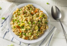 Najbolj preprosto kosilo, ki ga lahko naredi vsak: riž z jajcem in zelenjavo Homemade Vegetarian Fried Rice with Egg Peas and Carrots vegetables
