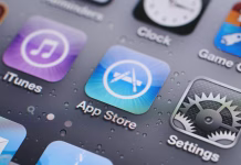 Boste morali v App Store pokazati osebni dokument? "Hong Kong, China - November 11, 2011: iPhone 4s screen closeup with iTunes and App Store. iPhone 4s is the fifth generation of Apple smartphone."